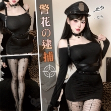 女警角色扮演服!率性一字領露肩連身裙搭十字網襪含背帶五件式套裝